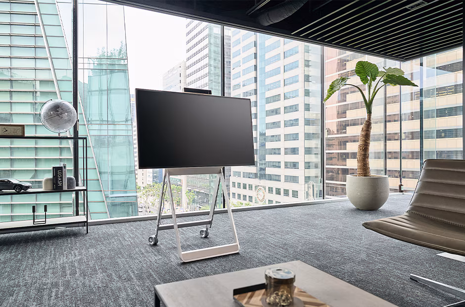 LG One Quick FlexMàn hình cảm ứng UHD 4K 43 inch được thiết kế cùng với chân đỡ có thể di chuyển để sử dụng cho nhiều tình huống khác nhau.